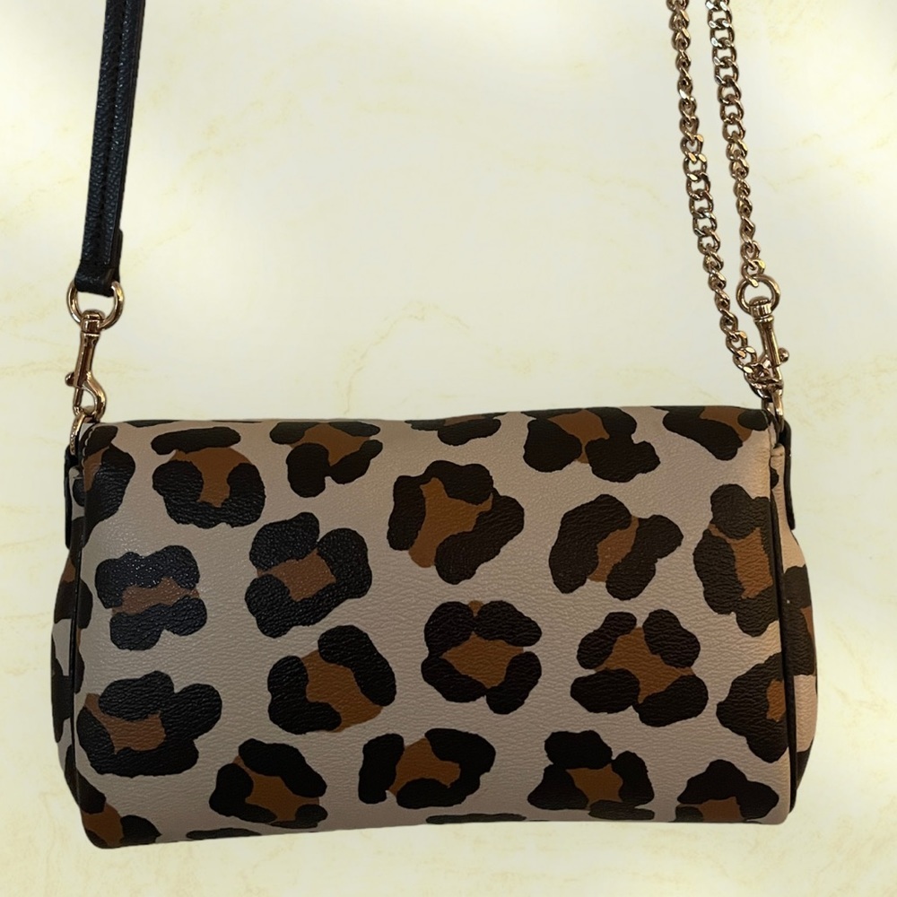 Small Coach purse with gold chain strap​ - Picture 6 of 9